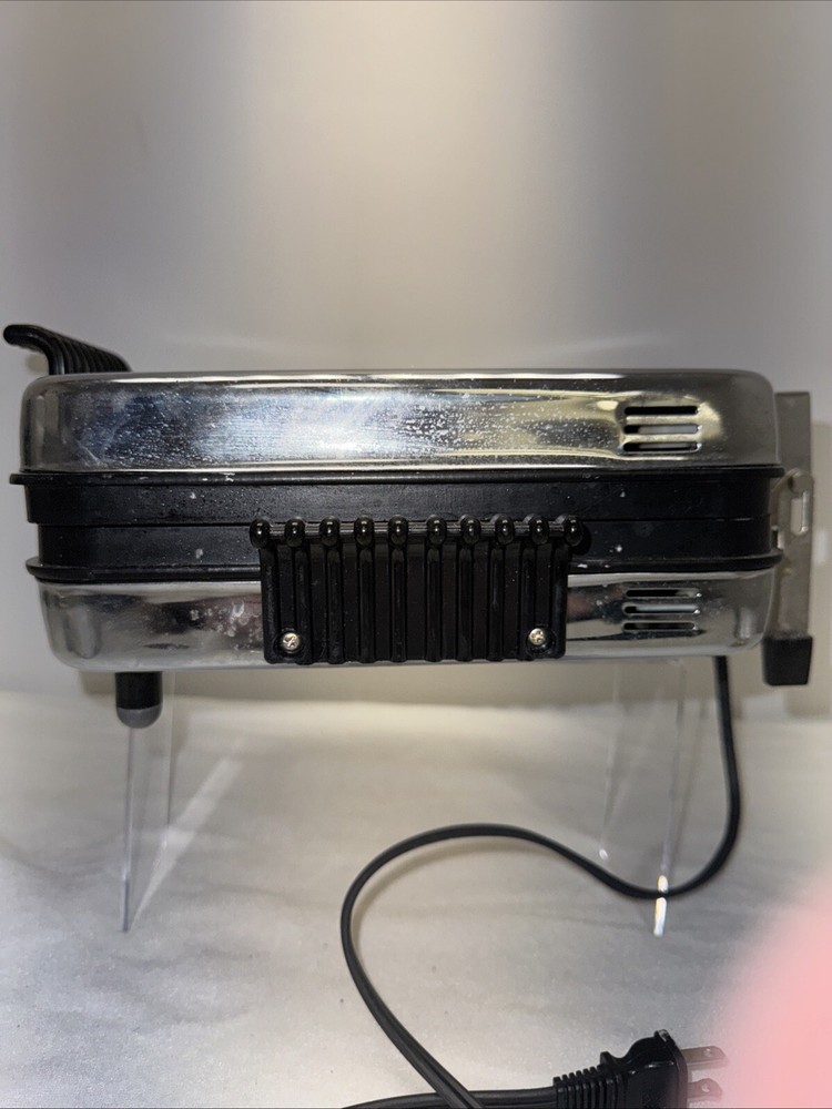 VillaWare 6150 Belgian Waffle Maker 1200W Makes 4 Waffles