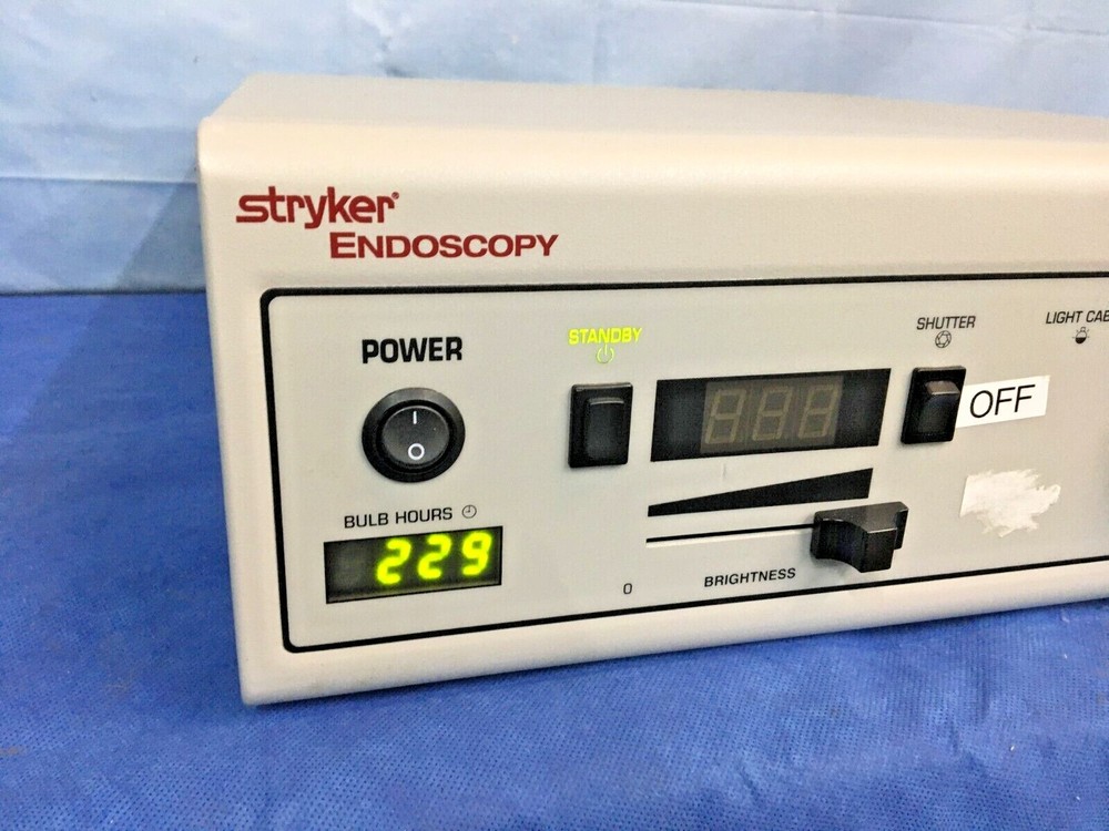 Stryker Endoscopy x6000 Light Source 220-185-000. Bulb Hours: 229