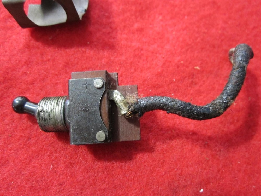 1949 SINGER FEATHERWEIGHT SEWING MACHINE MODEL 221 LIGHT SWITCH