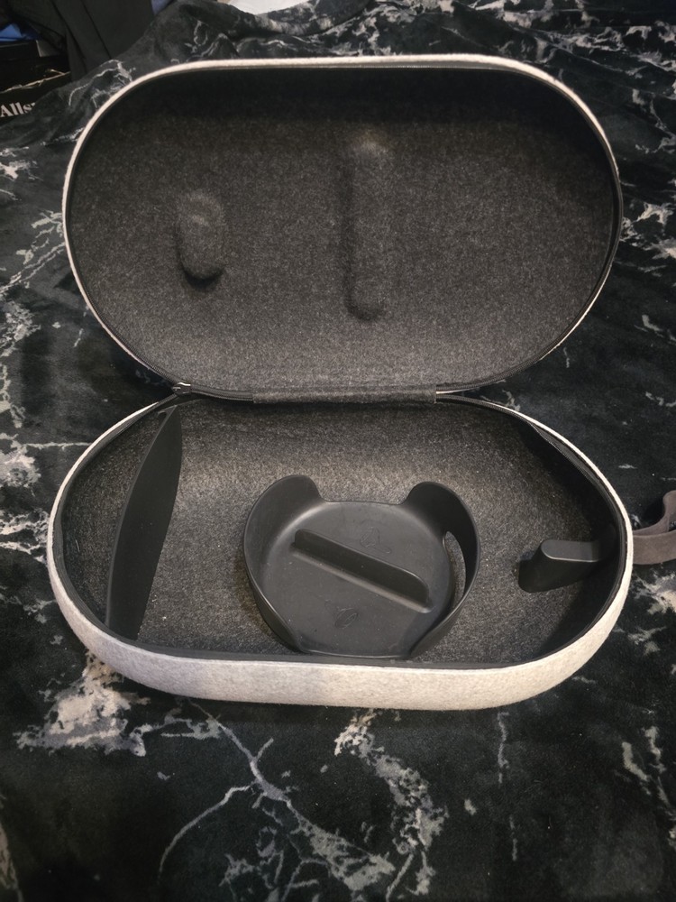 Meta Quest 2 Carrying Case Used