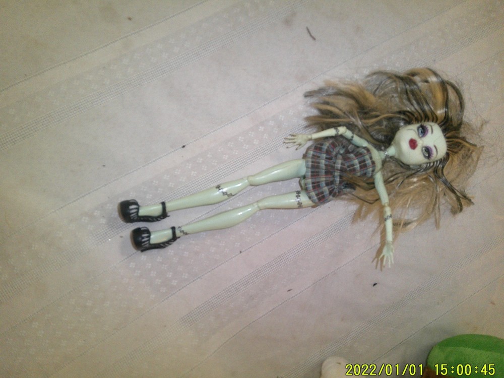 HAUNTED HIGH LOOK USED DOLL UNKNOWN NAME