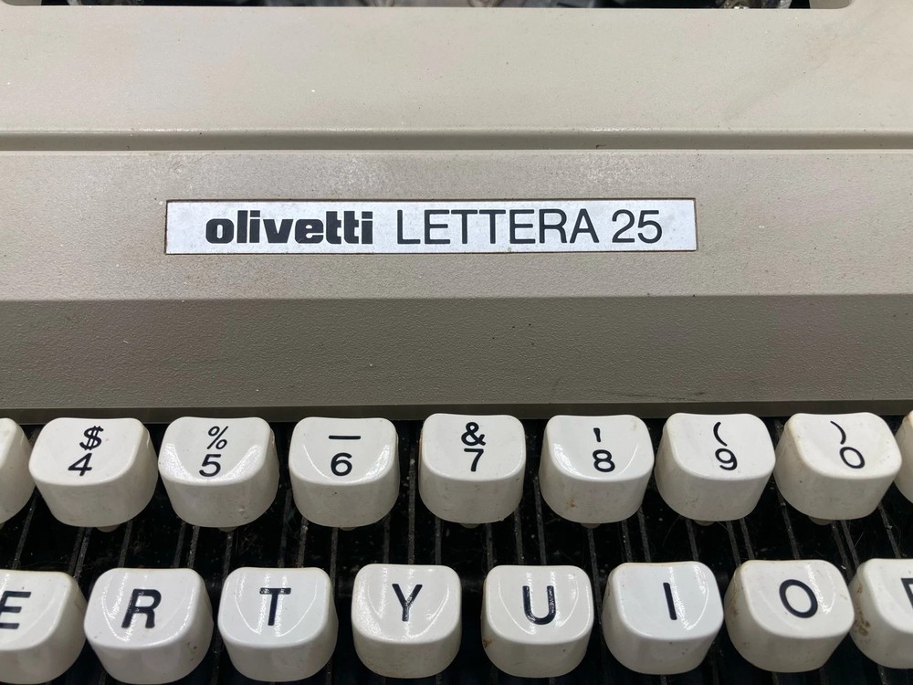 Olivetti Lettera 25 Manual Typewriter W/ Case
