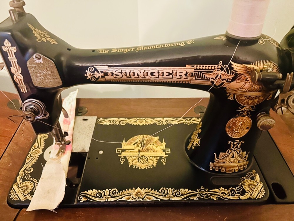 Beautiful singer sewing machine vintage
