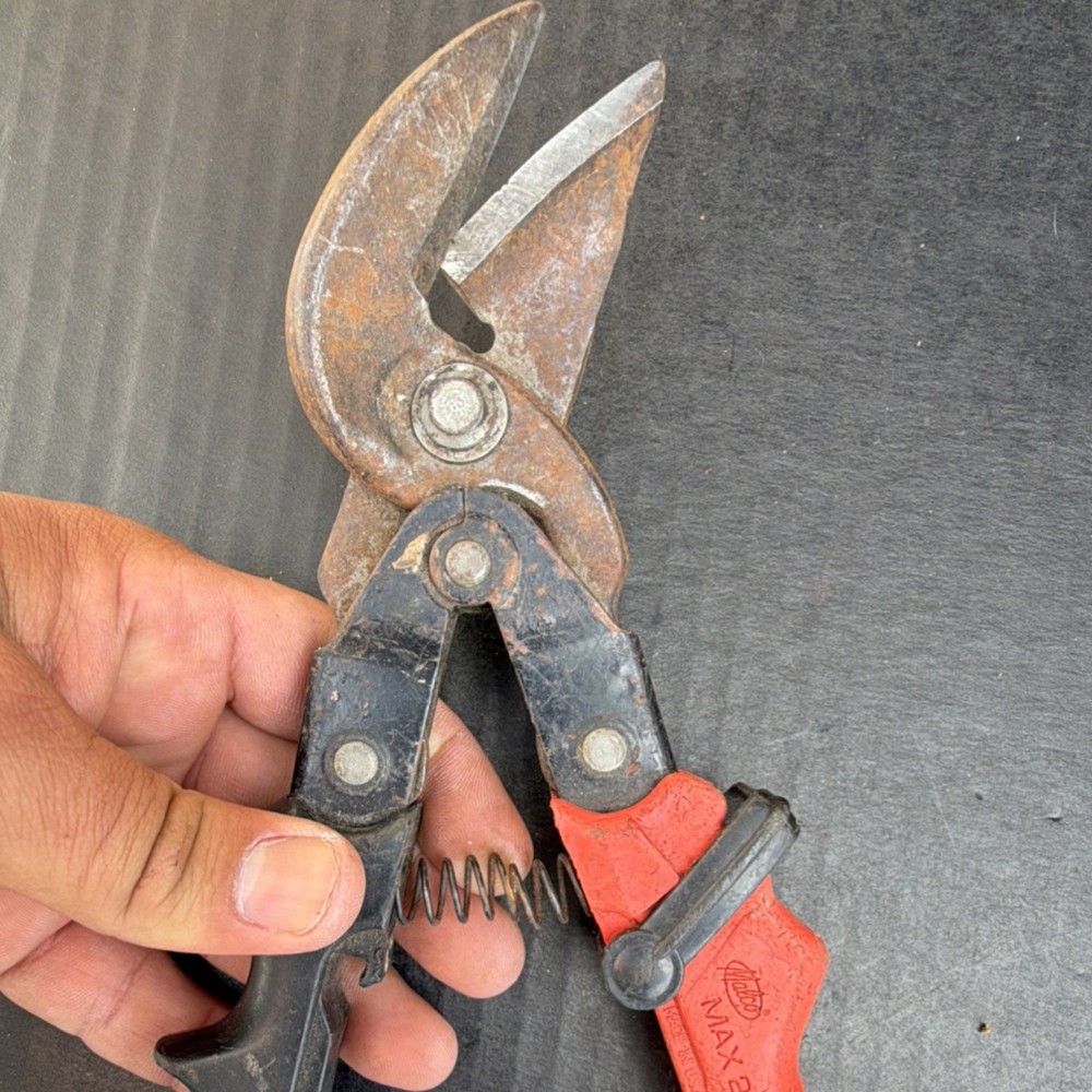 Malco MAX 2000 Utility Snips Steel Blade Plastic Handle Red & Black