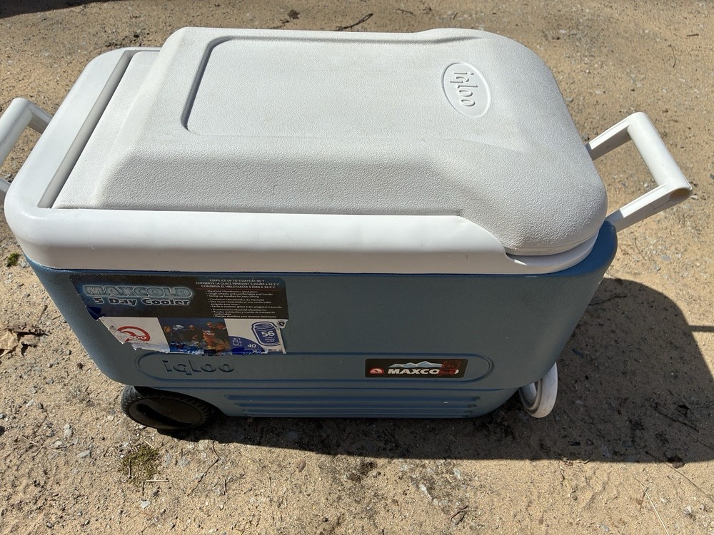 Igloo Max Cold 5 Day Roller Cooler 56 Can Capacity 40-Quart Made In USA