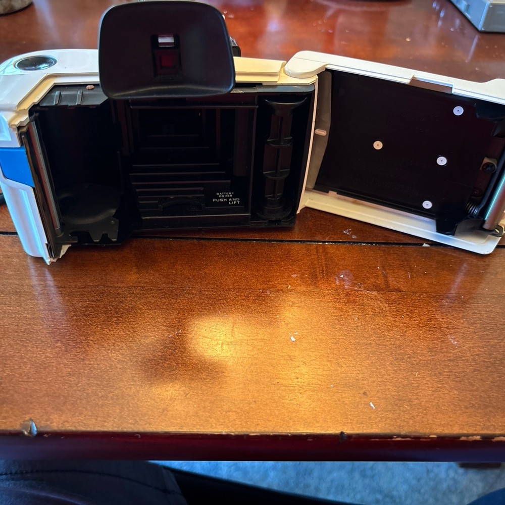 Vintage White Polaroid Land Camera "swinger" Model 20 Untested