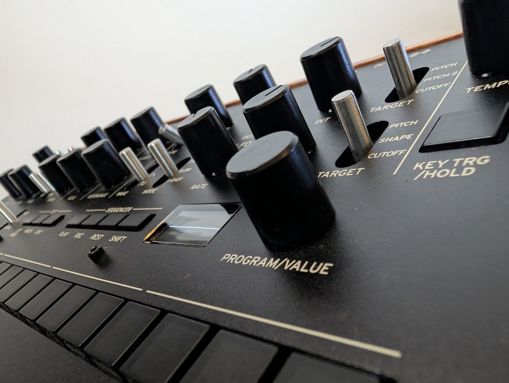 KORG Monologue Mono 25 Key 16 Step Sequencer Synth - WITH DECKSAVER! - CLEAN!
