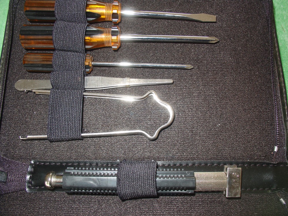 DATA-TECH INSTITUTE COMPUTER SERVICE TOOL KIT 10 PIECES IN ORIGINAL CASE