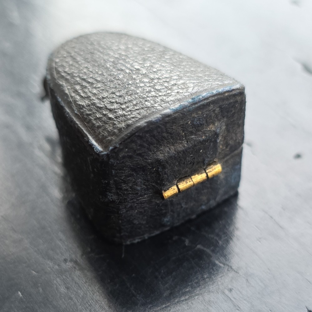 Antique boxed White Metal/ Silver Thimble.