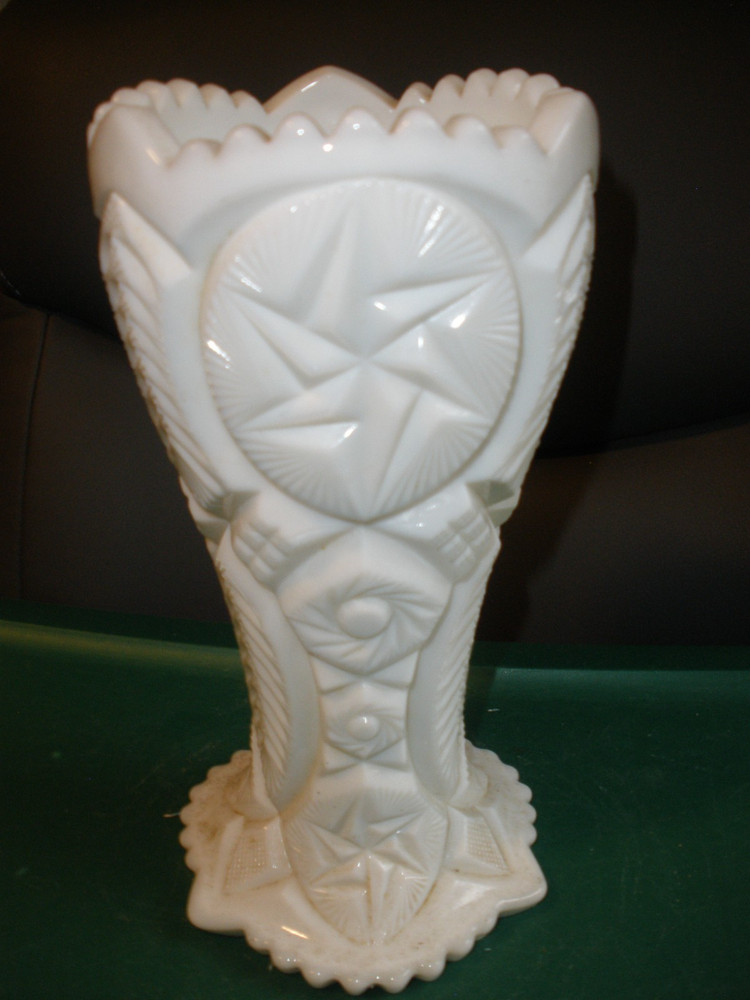 Vintage Milk Glass Fluted Edge Starburst Pattern 9" EUC