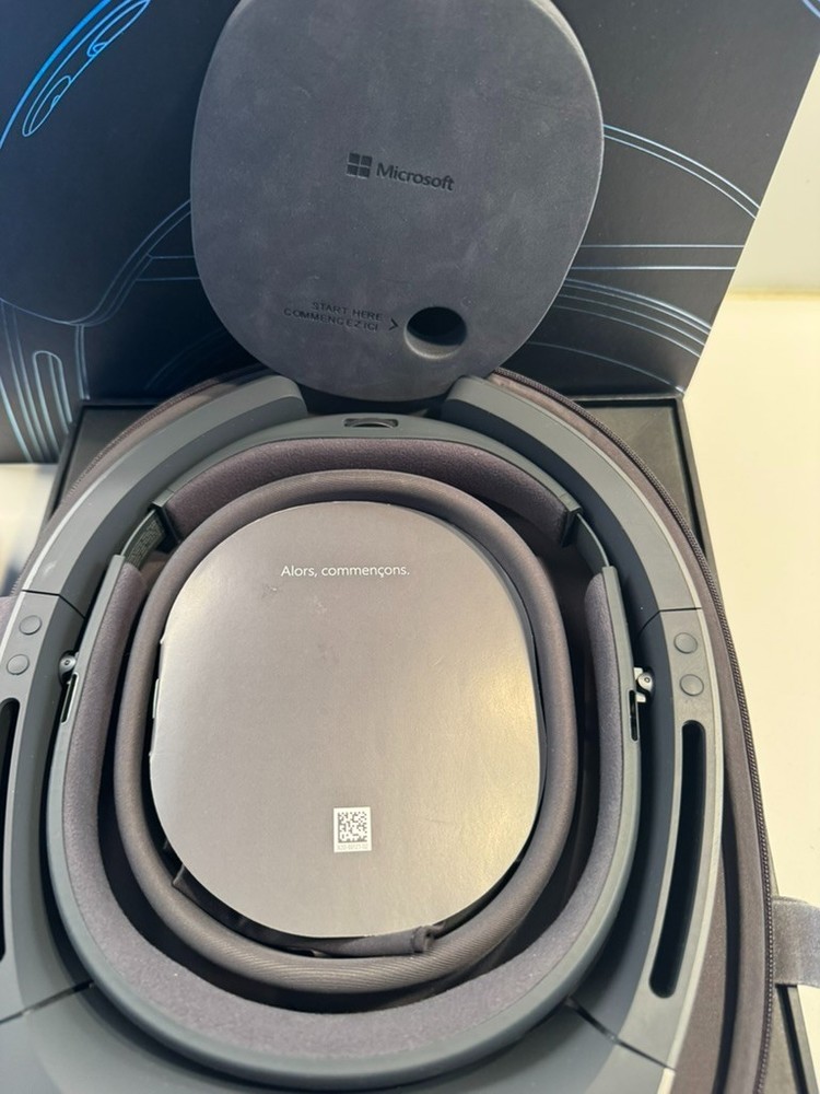 LIGHTLY USE: Microsoft HoloLens 1 Headset- With Box