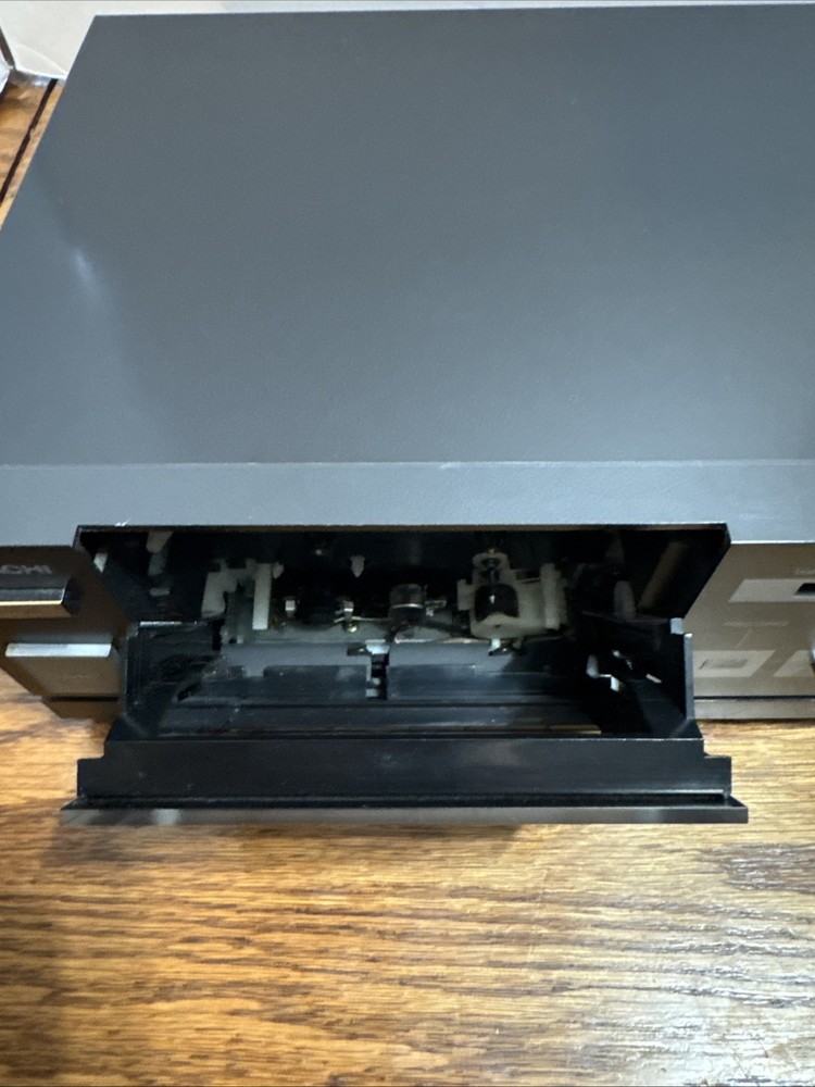 Hitachi - D-E4 Cassette Deck -tested Cleaned Belts Replaced.