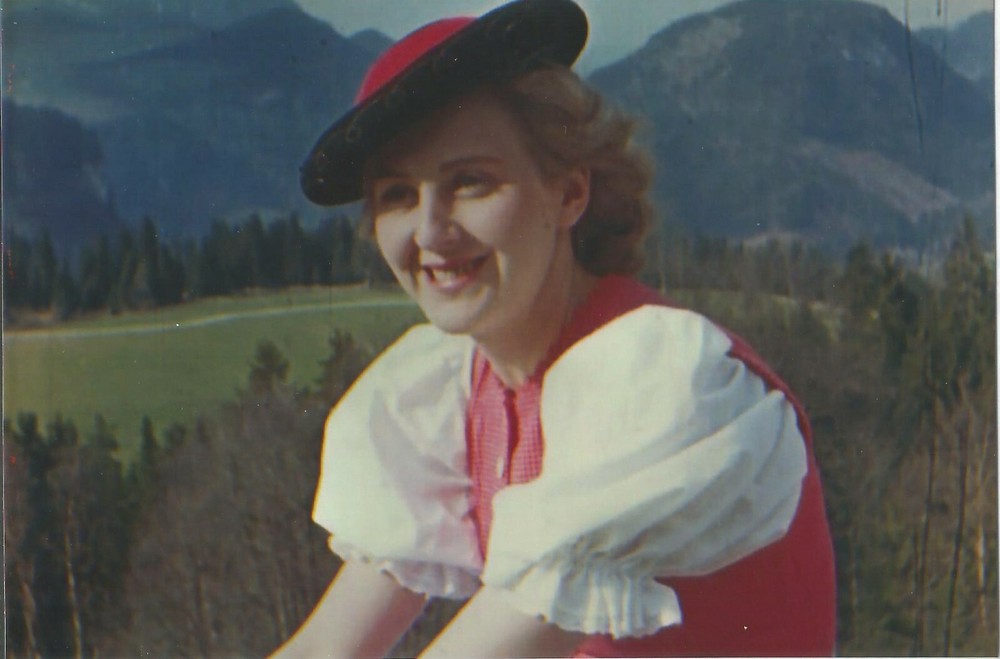 German WW II Photo    -----   Eva Braun ,,,