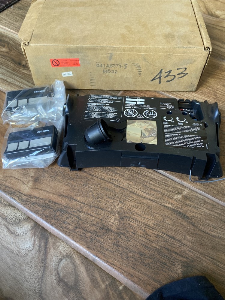 Lift Master Canadia Frequency Two Transmitters 014A5371-3