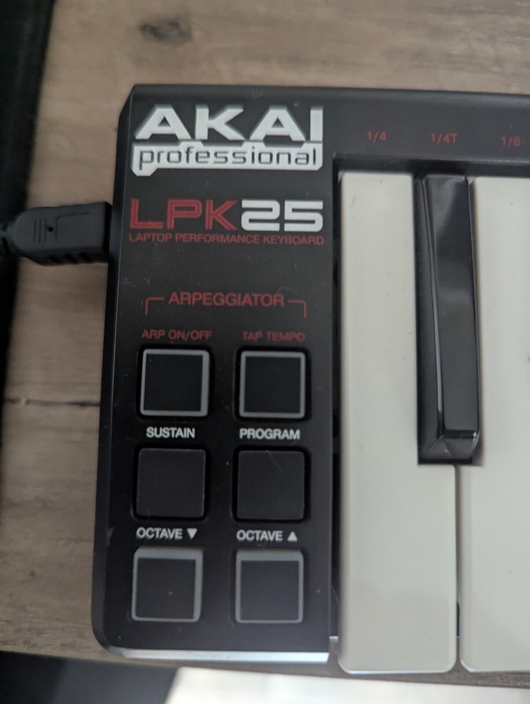 Akai LPK25 Midi Controller