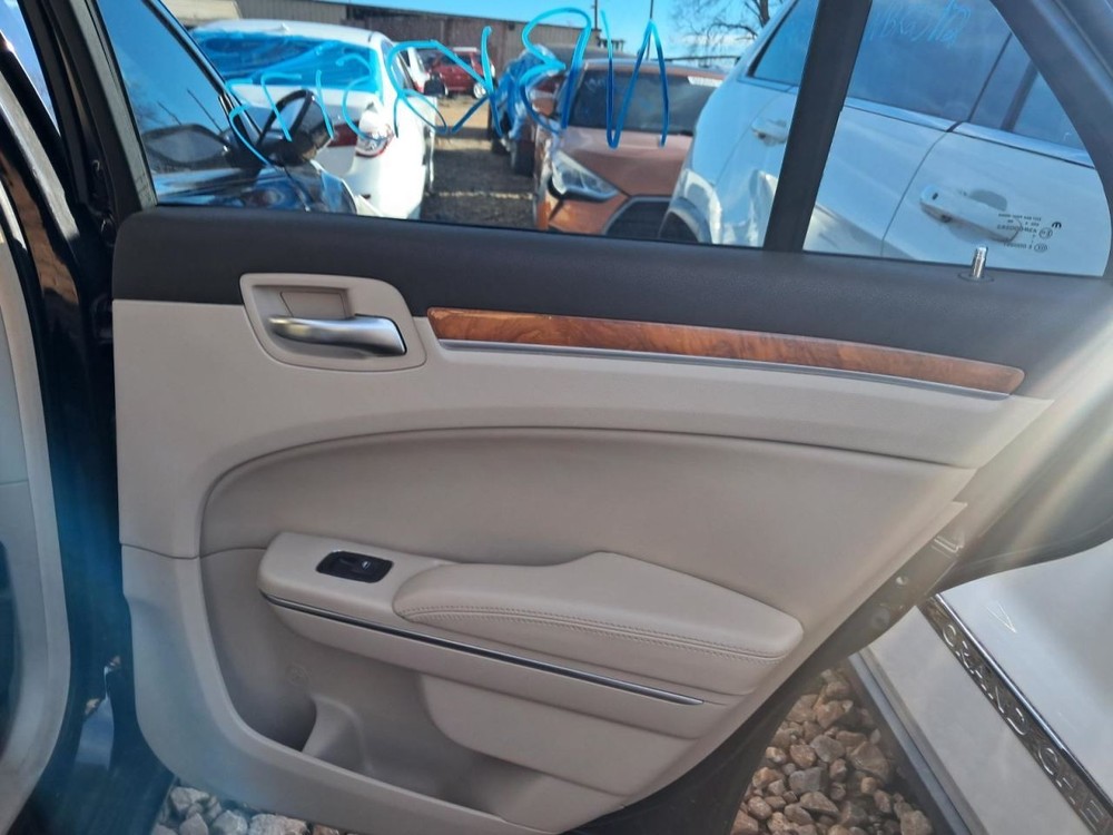 300 2014 Glove Box 4895998