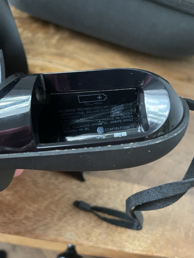 Meta Oculus Quest 1 VR Virtual Reality Headset MH-B Controllers & Case Untested