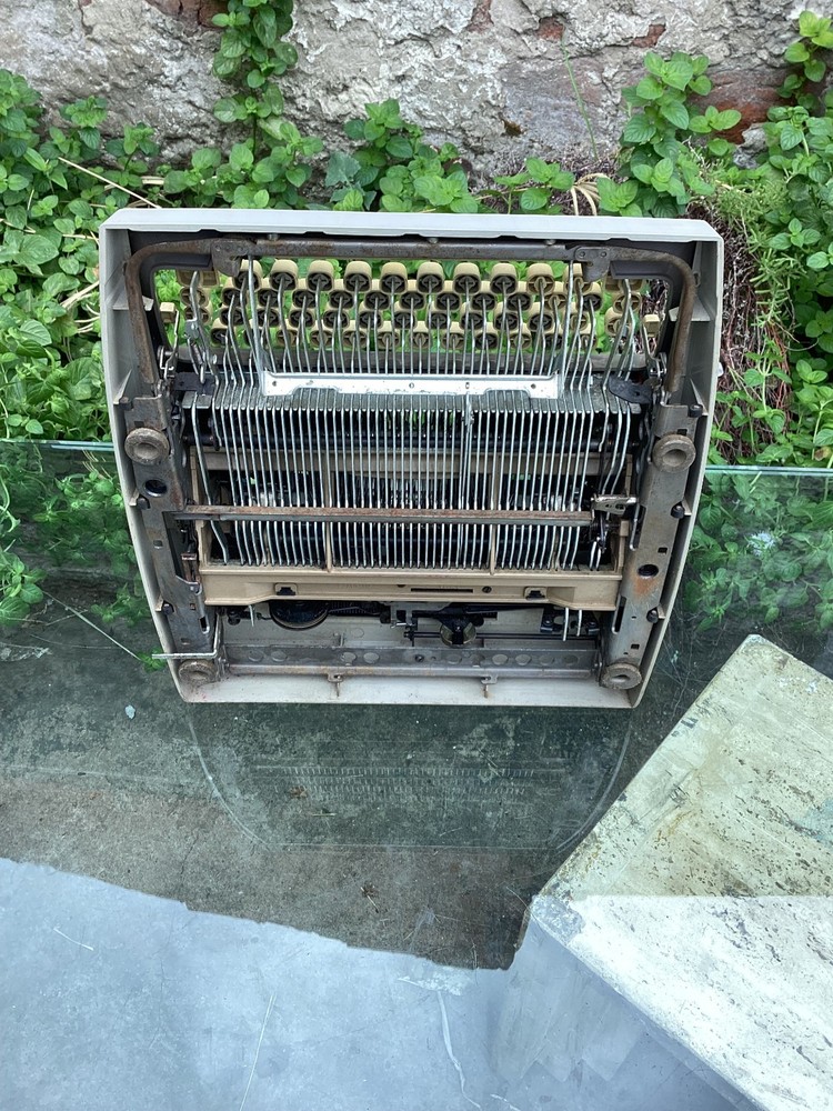 TRIUMPH GABRIELE 35 TYPEWRITER. CURSIVE TYPEFACE. GERMANY 1972