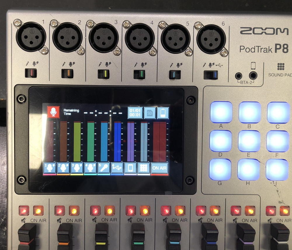 Zoom PODTRAKP8 Podcast Recorder Tracking