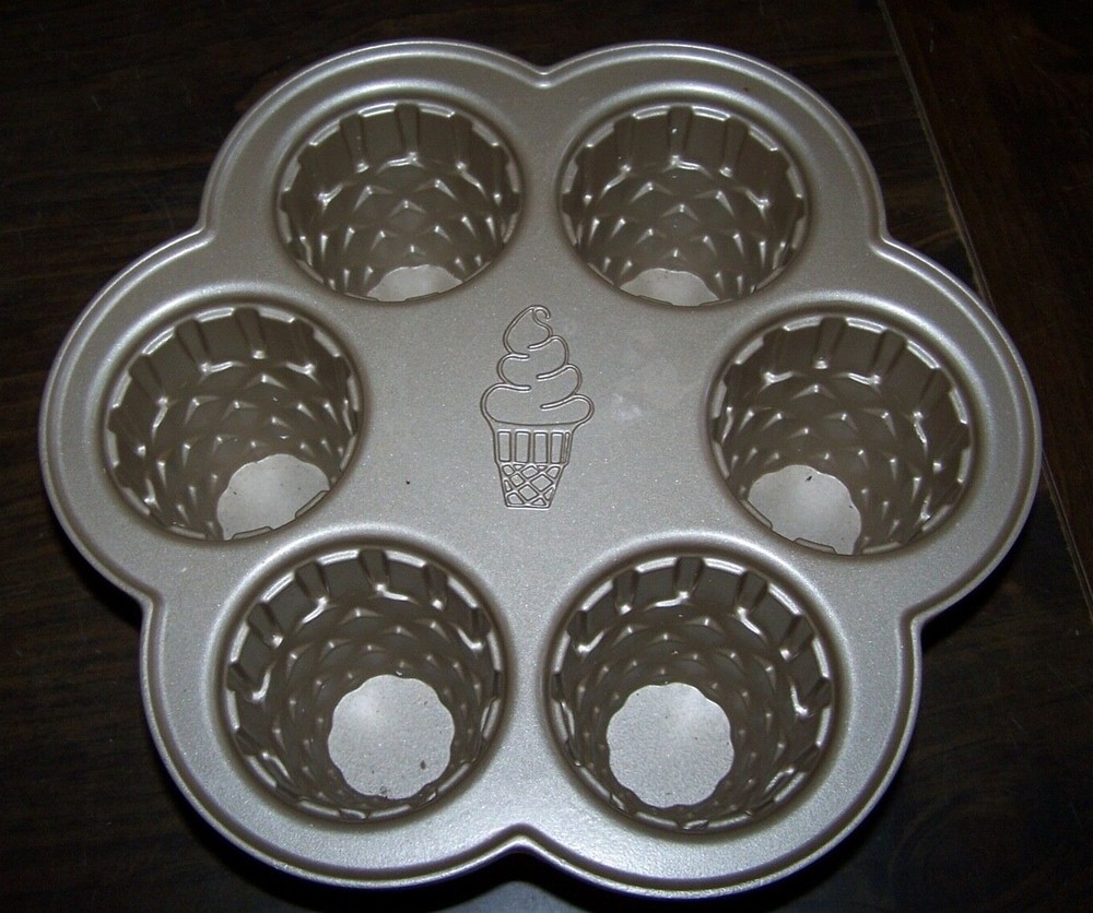 NORDIC WARE - 6 Cup ICE CREAM CONE CUPCAKE PAN - Made in USA! EUC!
