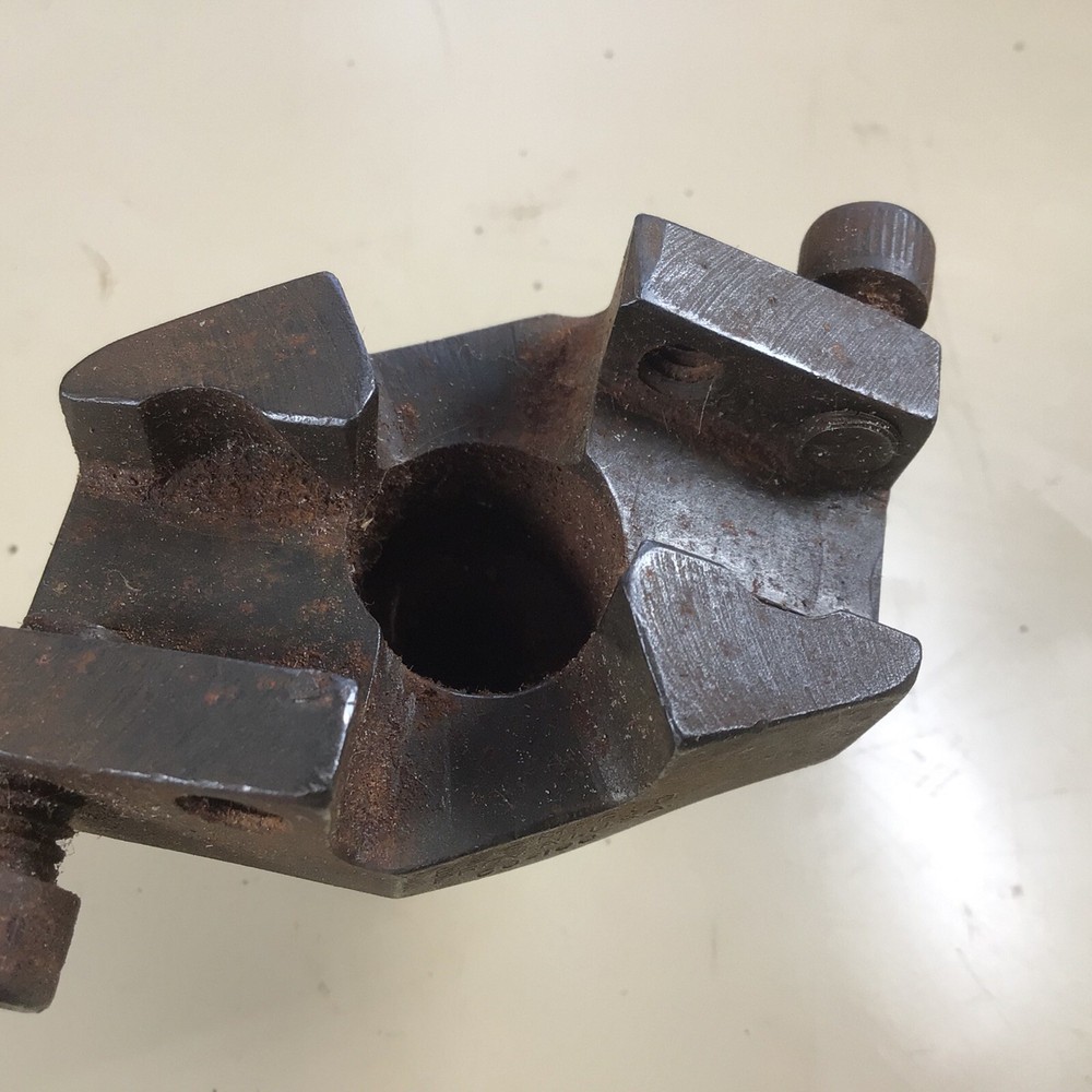 One BROWN & SHARPE TOOL HOLDERS 5/8" SHAANKS #60-100, cracked