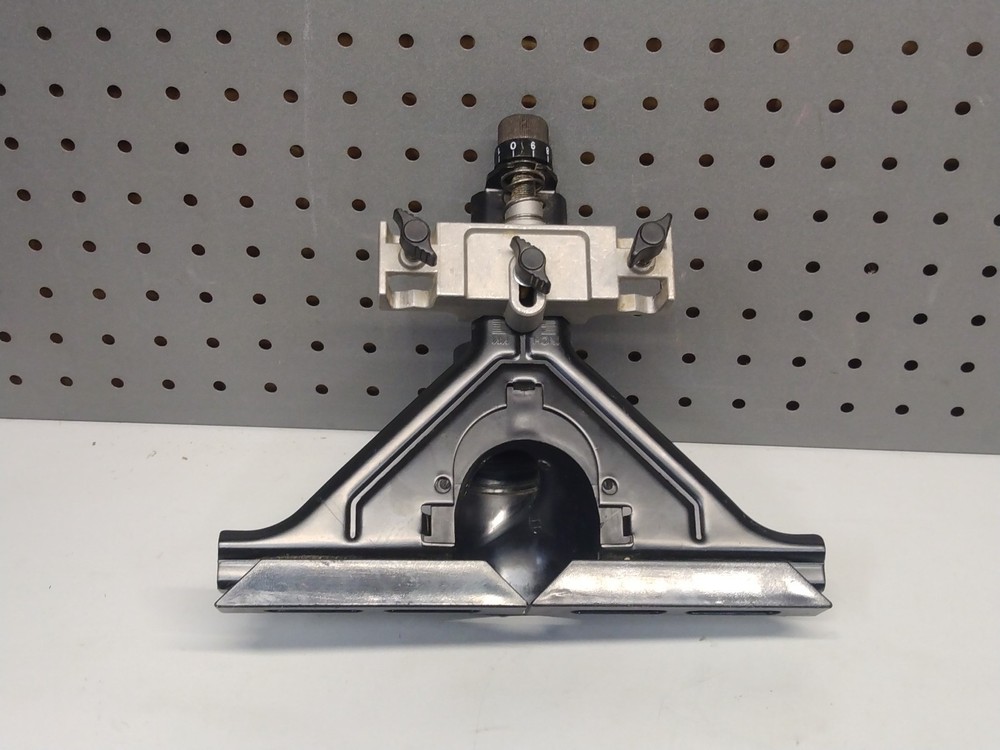 DeWalt DW6913 Universal Edge Guide with Dust Collection