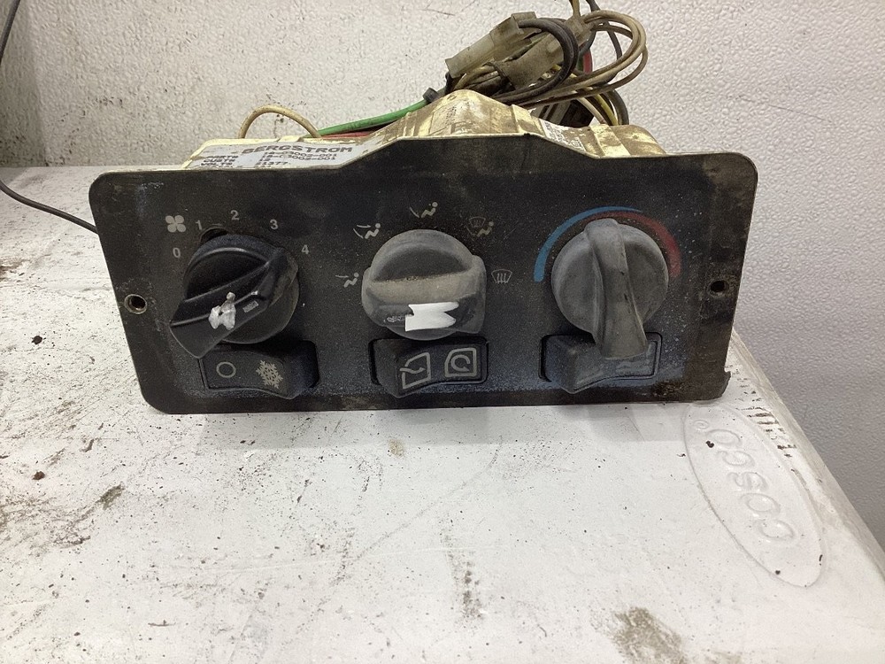 2000-2009 Peterbilt 387 Heater A/C Temperature Controls - Used