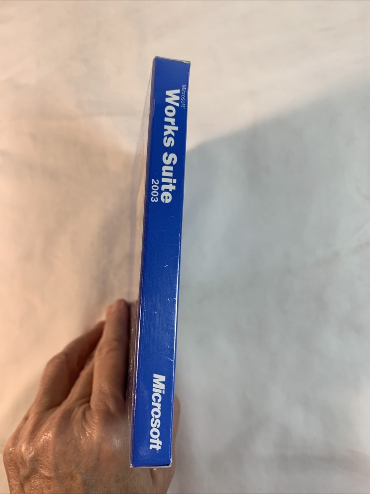 Microsoft Works Suite 2003 Set with Product Key. never used.