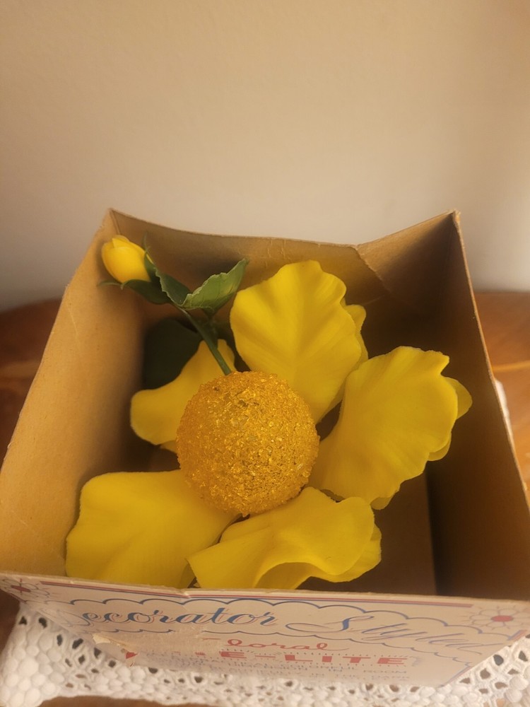 Vintage yellow flower night light