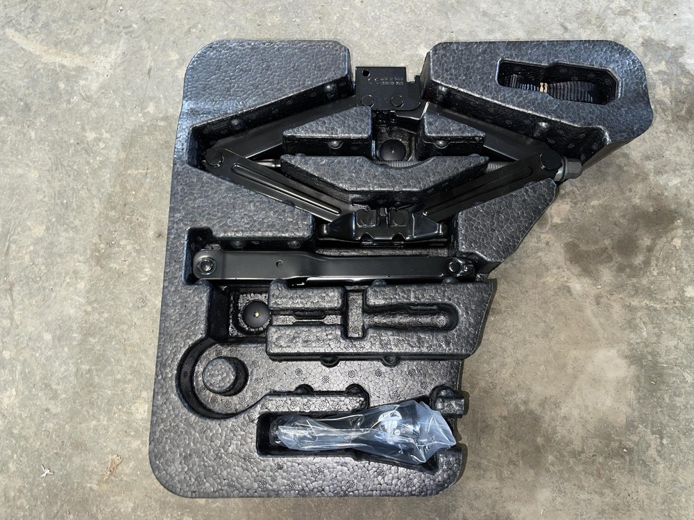 20 21 22 BUICK ENCORE GX Jack Assembly W/ TOOLS & FOAM INSERT
