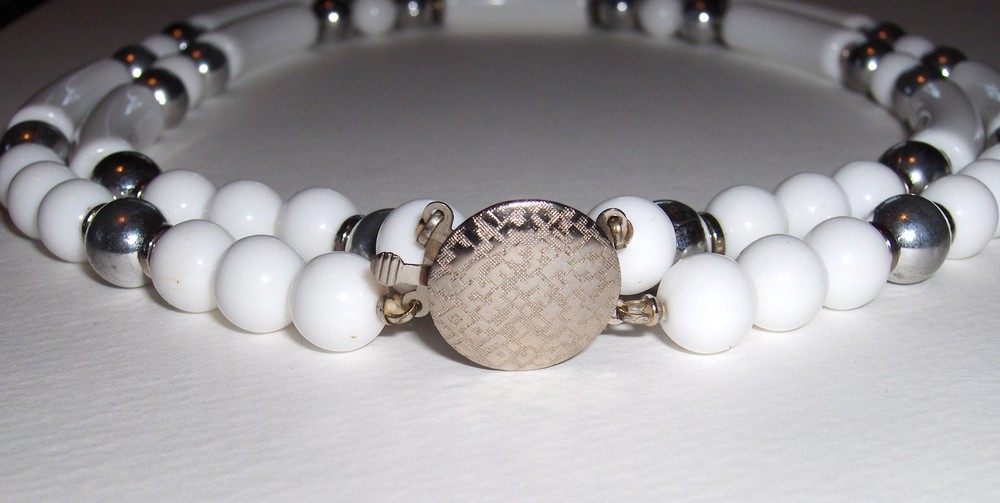 VTG 2 STRAND WHITE LUCITE & SILVERTONE RECTANGULAR & ROUND BEAD NECKLACE - NICE!