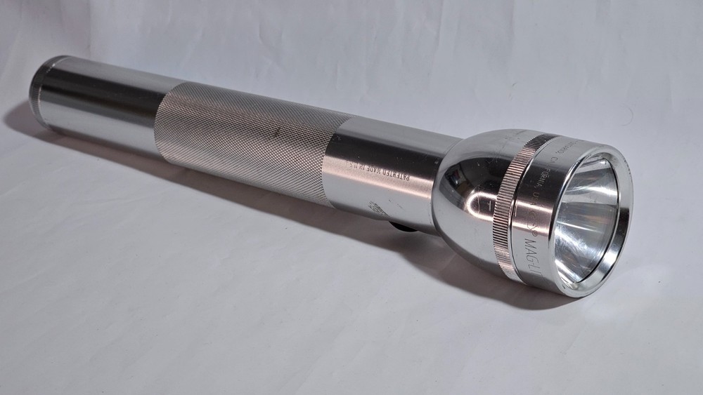 Mag-Lite Silver Flashlight (Standard Size)