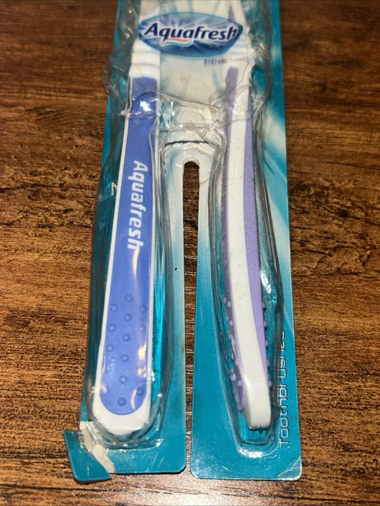 Aquafresh Medium #32 Toothbrushes 2-Pack Sealed 61674XD - Slight Pkg Damage
