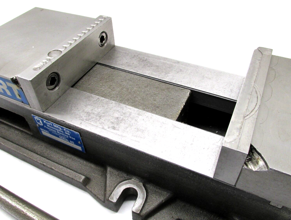 KURT ANGLOCK 6" MILLING MACHINE VISE w/ JAWS & HANDLE - #D675