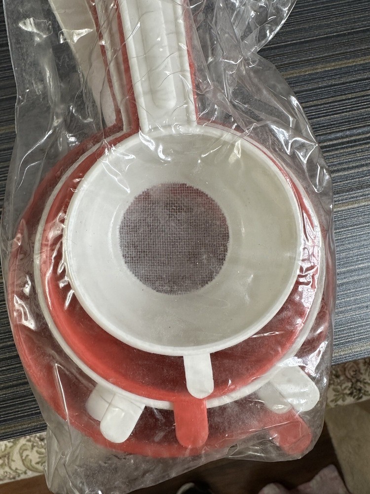 RARE Vintage New Old Stock Kitchen Temptations Set 4 Handheld Nesting Strainers