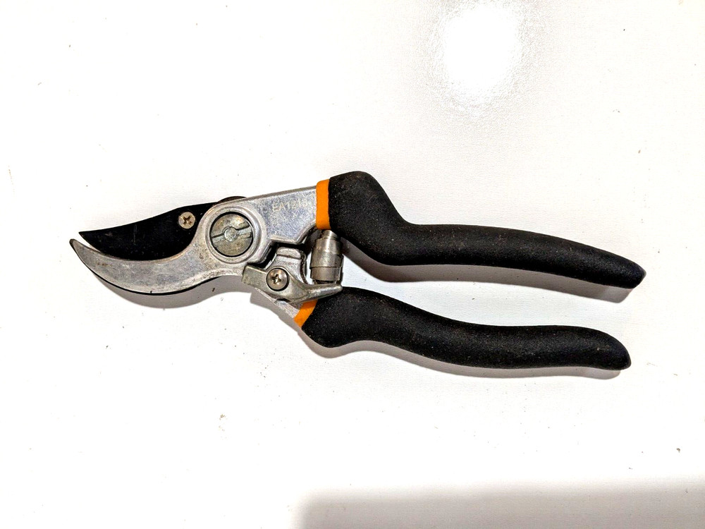 Fiskars Pruning Shears Cutter Gardening EA1213 Tool Cutting Shaper