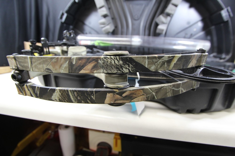 DIAMOND ARCHERY 2009 ICEMAN COMPOUND BOW 60LBS 29" DRAW WITH EXTRAS(02AEE26CA)