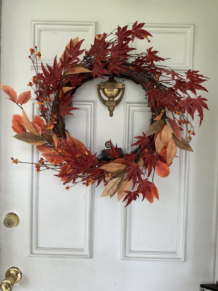 Retired Pottery Barn Fall Lit Maple Leaf Wreath. 16”