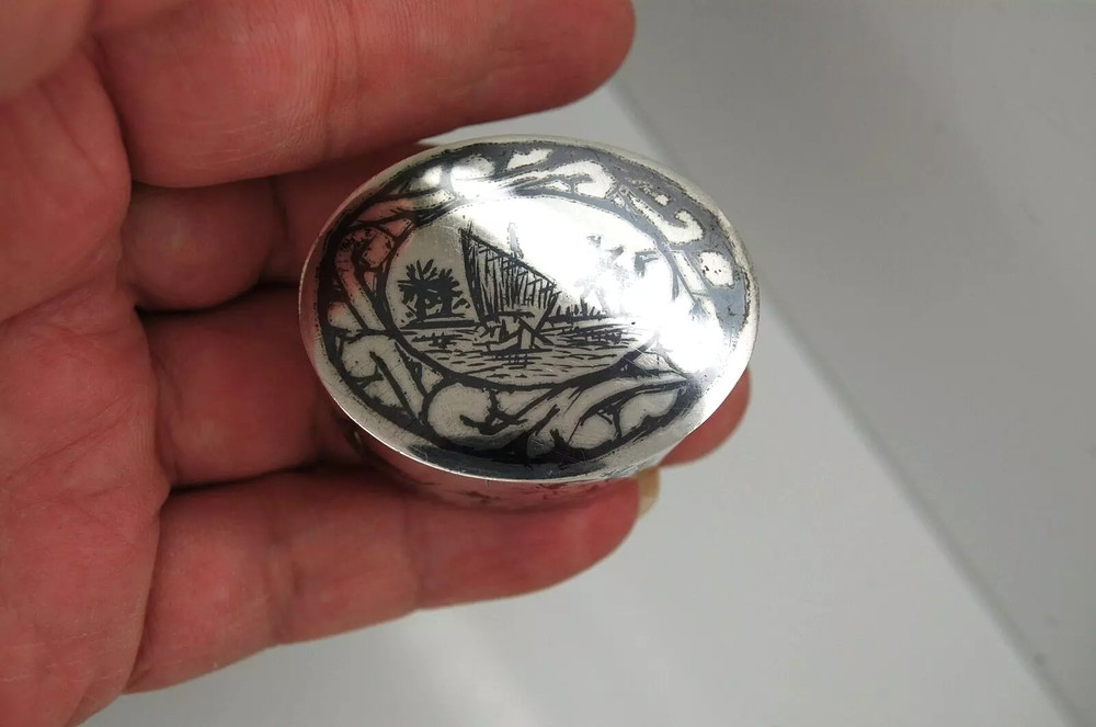 VINTAGE STERLING SILVER ARTISAN MADE SEA PLOT OVAL SHAPE SNUFF / PILL BOX