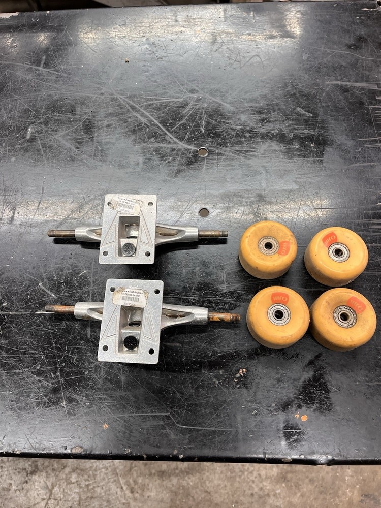 SKATEBOARD THUNDER TRUCKS AND WHEELS