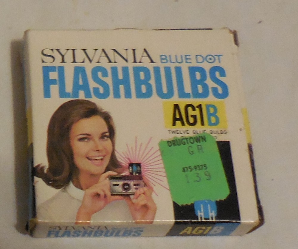 4 left Sylvania Blue Dot Flashbulbs AG1B Box Blue Bulbs