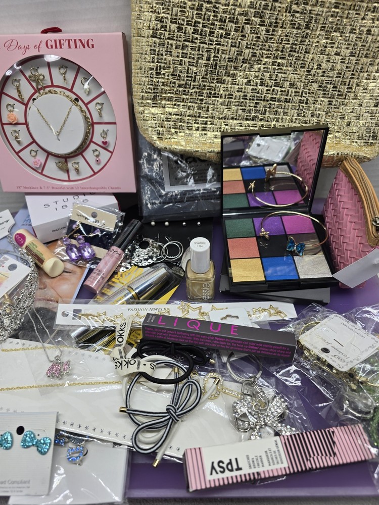 WOMANS BEAUTY AND GLAM BUNDLE, OVER 30 ITEMS