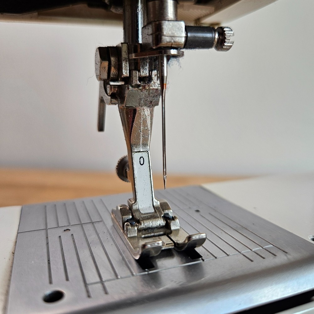 Bernina 1530 Inspiration Sewing Machine (Parts - Brain/Screen Non-Functioning)