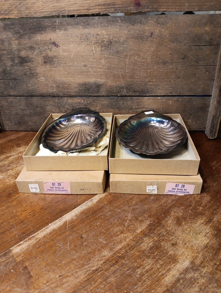PAIR Oneida Silversmiths Silver Plate Small Clamshell Shell Dishes Bowls EUC