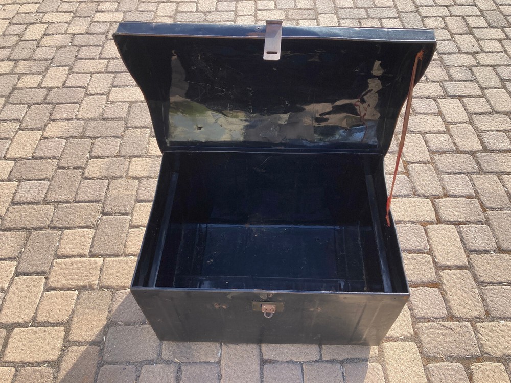 vintage hump back metal Trunk