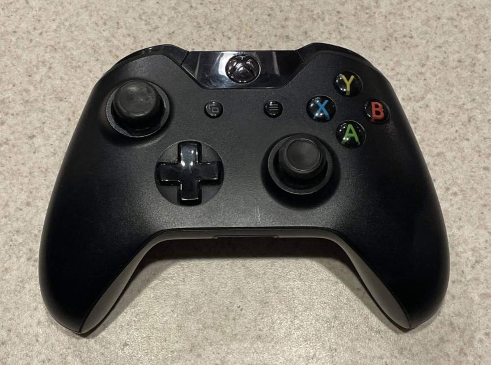 Microsoft 1537 Black Handheld Bluetooth Wireless Gaming Controller For Xbox One