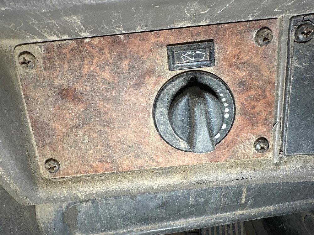 2002-2006 Kenworth T800 SWITCH Dash Panel - Used | P/N 6410665