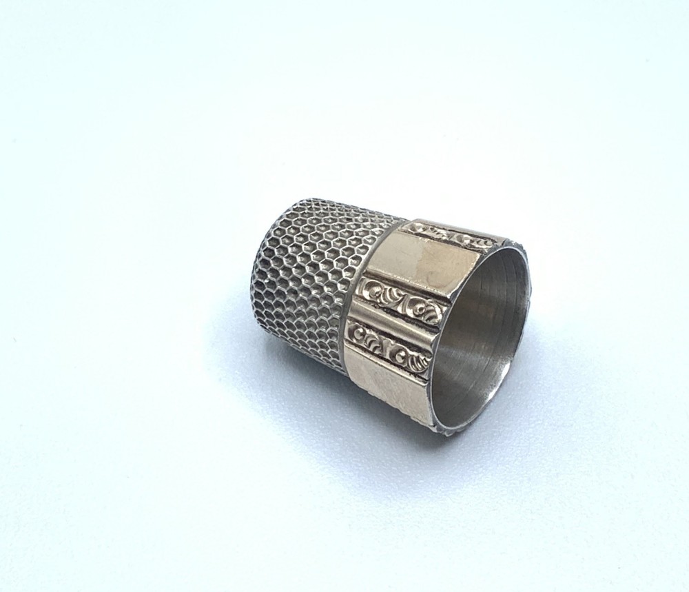 Victorian Simons Bros Sterling Silver & Gold Band scroll pattern panels Thimble