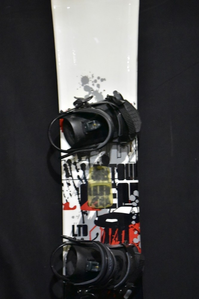 LTD SNOWBOARD SIZE 145 CM WITH LAMAR MEDIUM BINDINGS