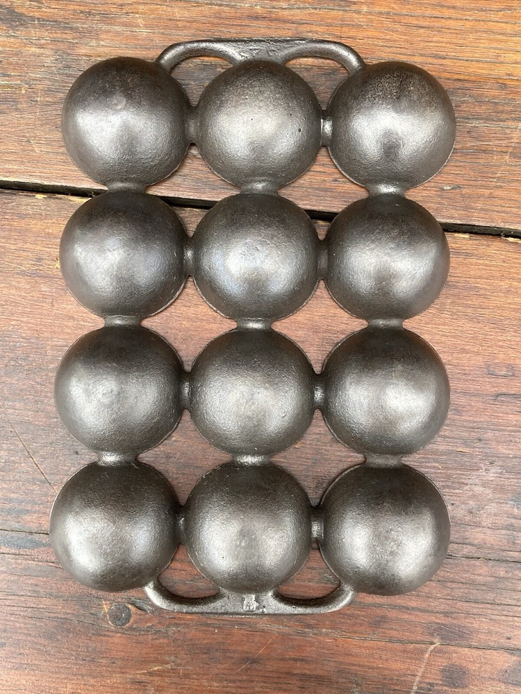 Griswold Cast Iron #947 Golf Ball Pan 12 Cup
